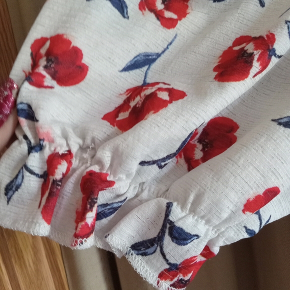 Beautiful off or on shoulder crop top small junior's - Picture 3 of 8